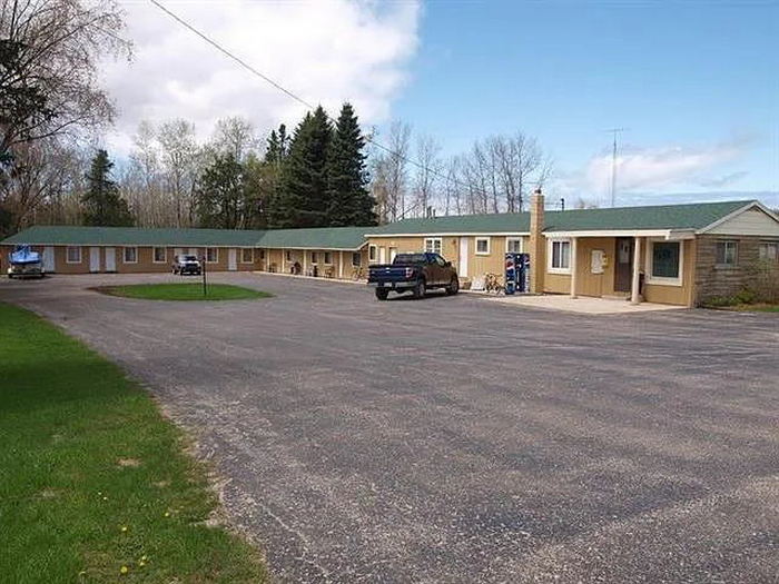Lakes-N-Trails Motel (4Ks Motel) - Real Estate Listing (newer photo)